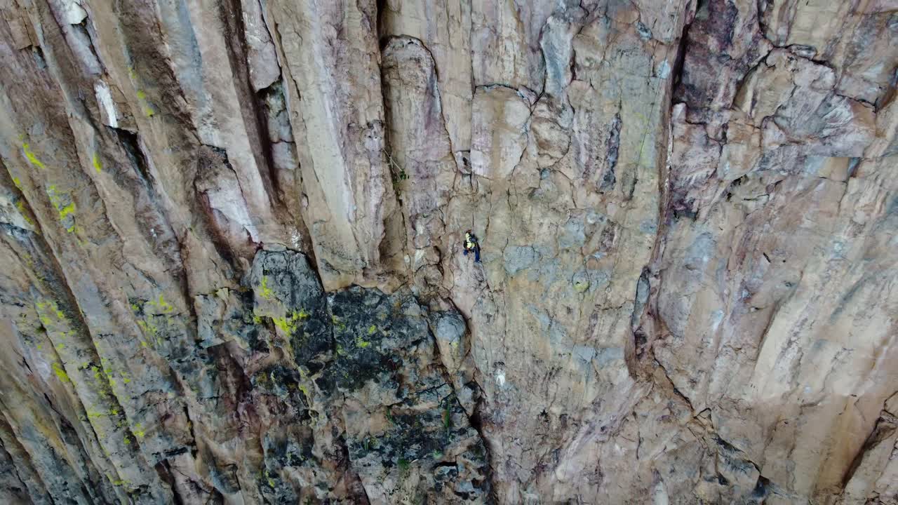 escaladores profesionales en la falla de san andreas, es un deporte extremo que no todos se atreven a hacer