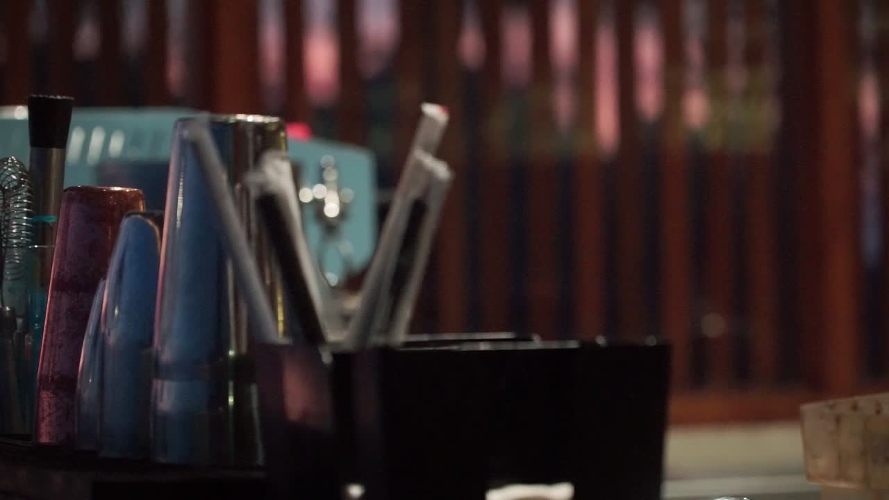 밤에 술집의 내부