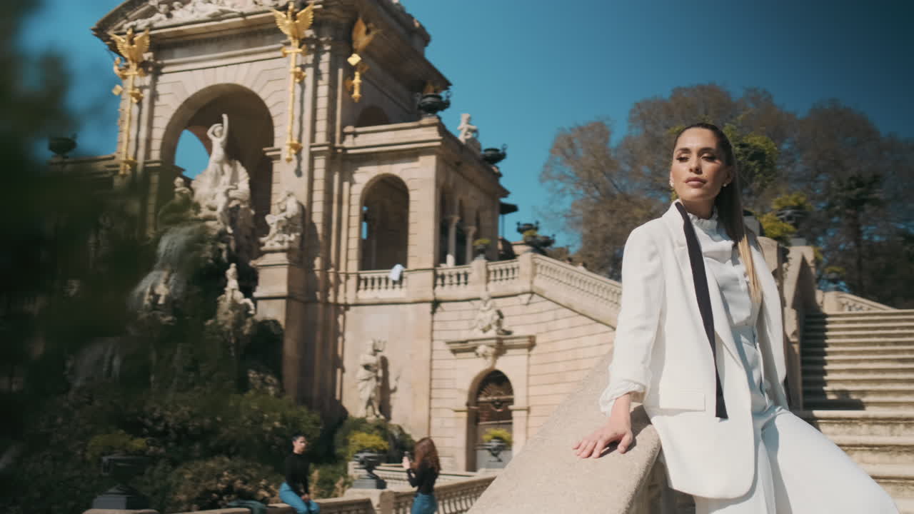 은 공원 야외에서 세련된 젊은 여성.