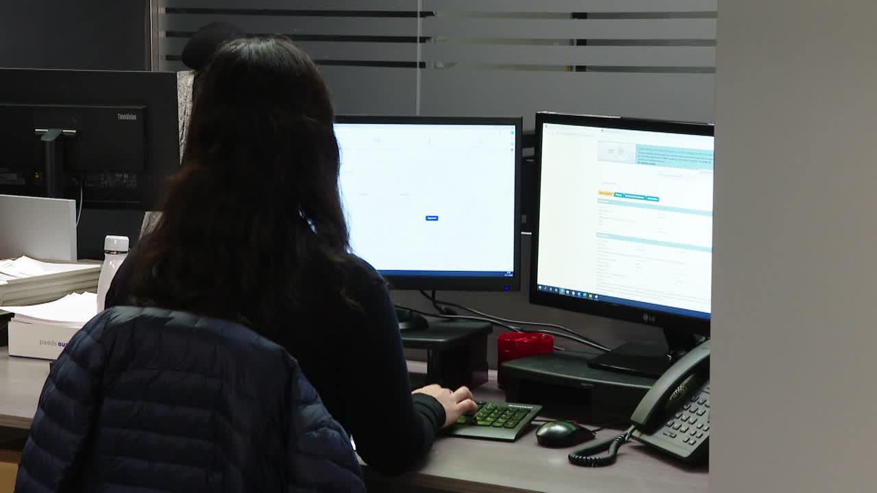 사무실 의 책상 에서 일 하는 여자