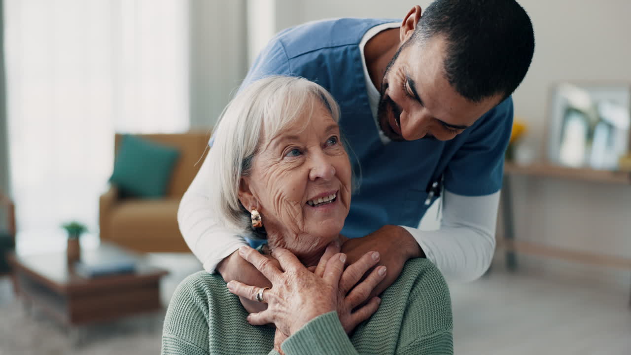 mujer mayor, sonríe y habla con la enfermera