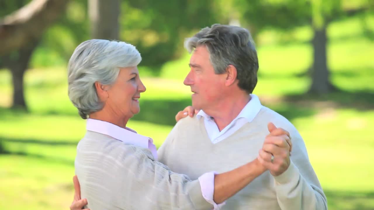 성숙한 커플이 춤을 춘다