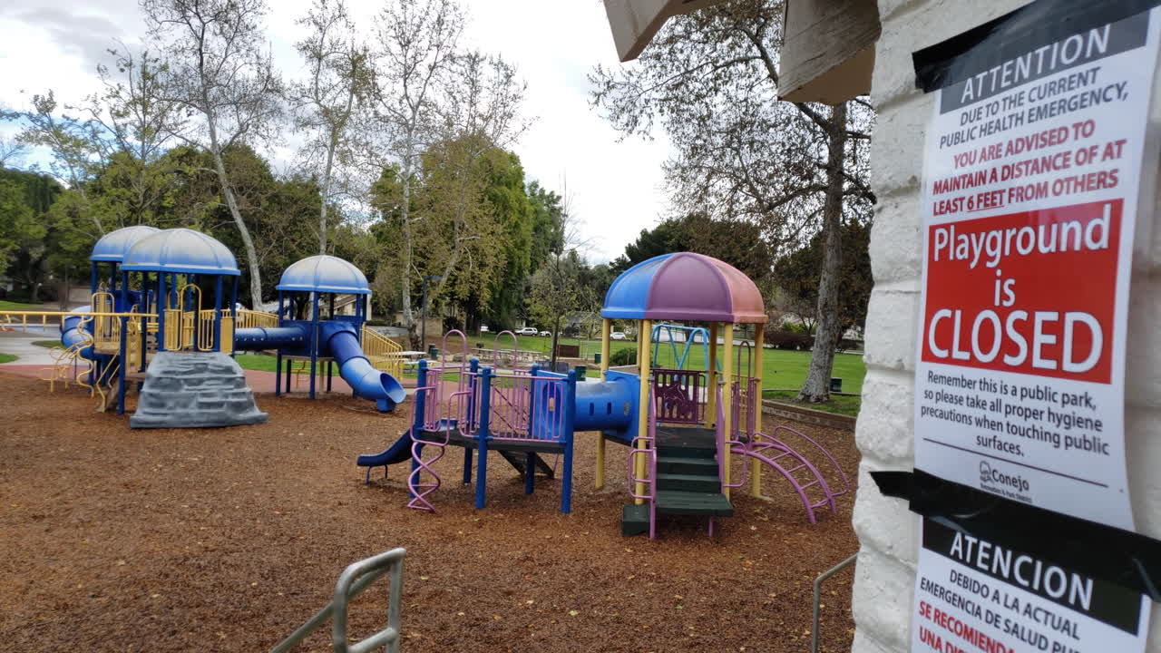 코로나19로 폐쇄된 놀이터