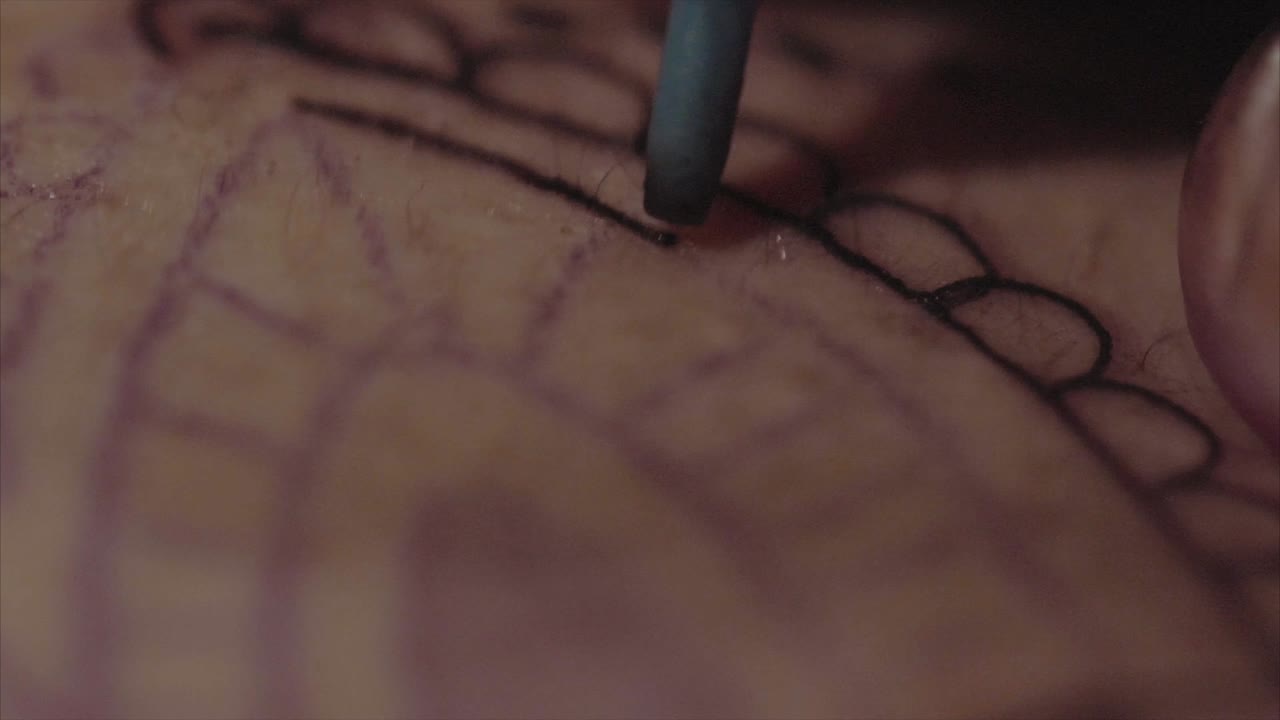 artista del tatuaje en el trabajo