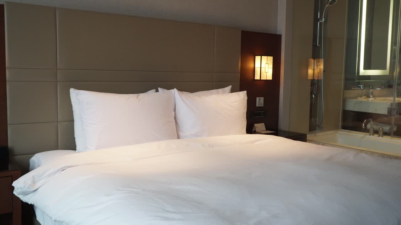 pequeño interior de habitación de hotel con cama doble y baño - control deslizante a la derecha