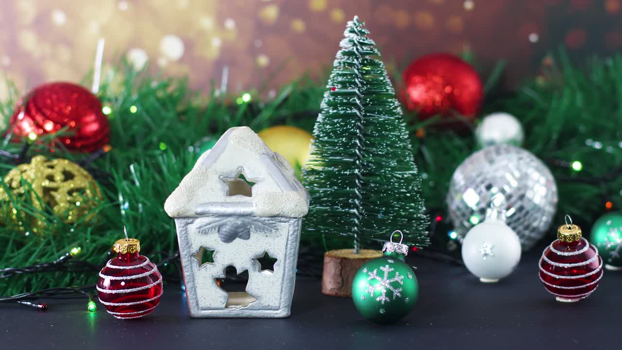 크리스마스 골드 레드 실버 장식 크리스마스 하우스, 나무 및 박이는 불빛