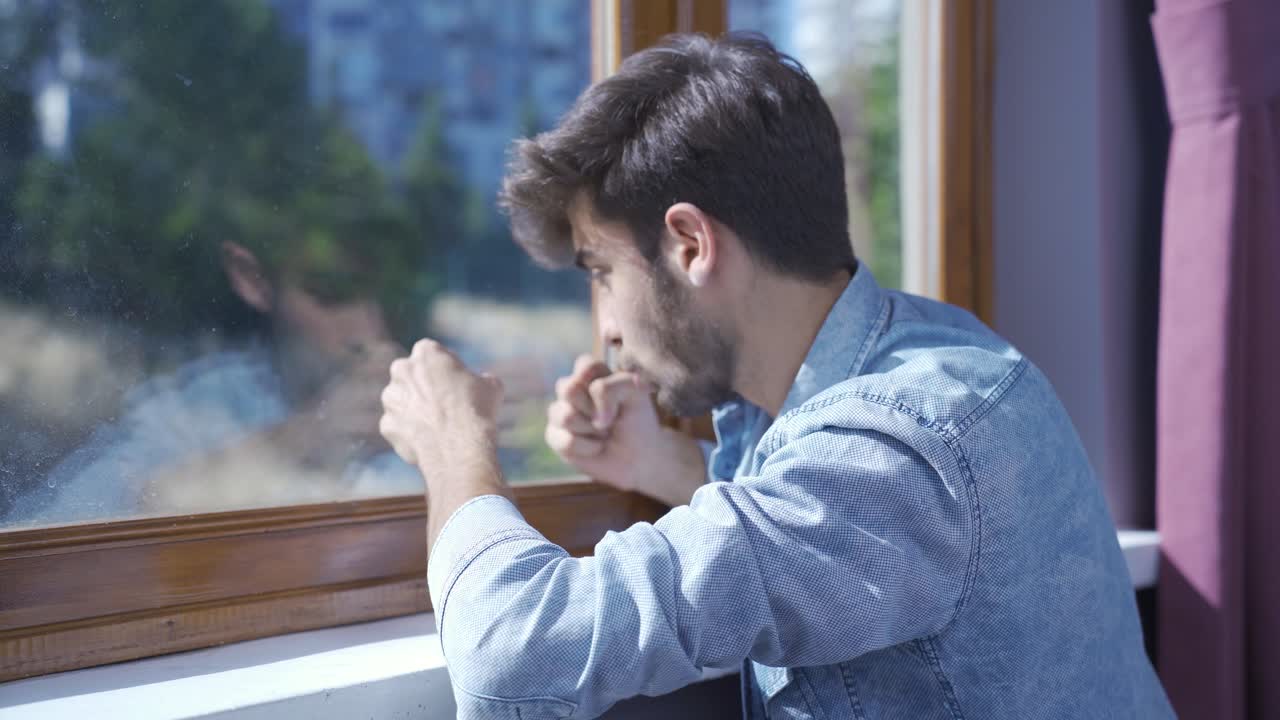 집에서 신경 ⁇ 약을  ⁇ 고 있는 남자가 소리를 지르고 있습니다.