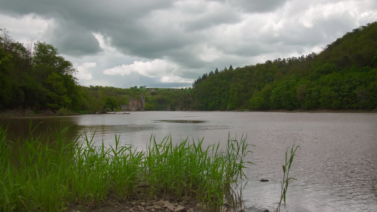 Il fiume Loira in Francia in una giornata nuvolosa con il Castello di La Roche sullo sfondo