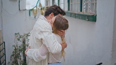 pareja de amor acurrucándose tiernamente disfrutando el uno del otro en una cita romántica ciudad de primer plano