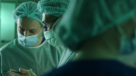 equipo quirúrgico que realiza una operación