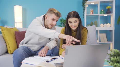 los amigos de la escuela estudian juntos en casa.