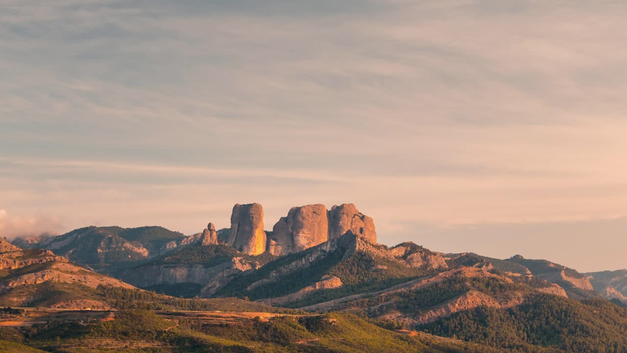 fotografía detallada de las rocas de benet durante la puesta de sol en el parque nacional de los puertos, san juan de horta, cataluña, españa