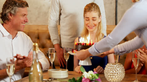 amigos celebrando su cumpleaños 4k 4k