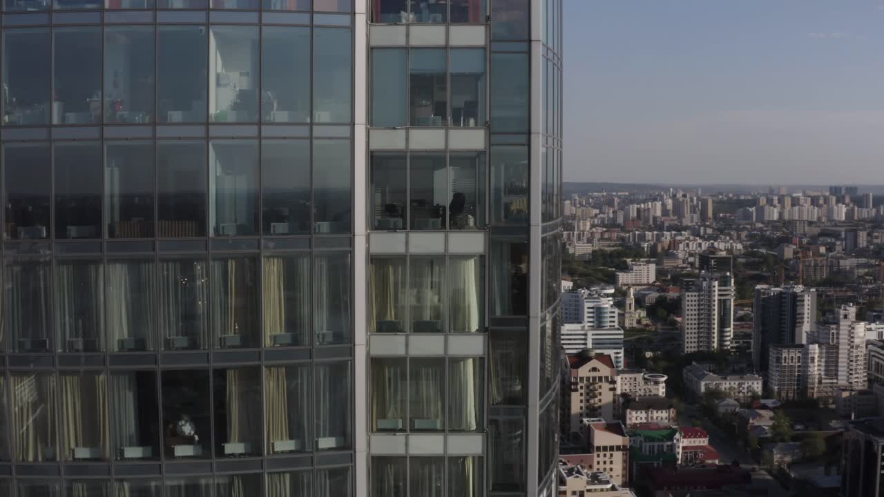 rascacielos moderno con vistas a la ciudad