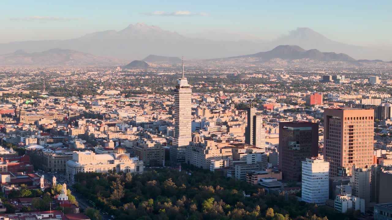 tomada de avión no tripulado del palacio de bellas artes y los volcanes en la ciudad de méxico