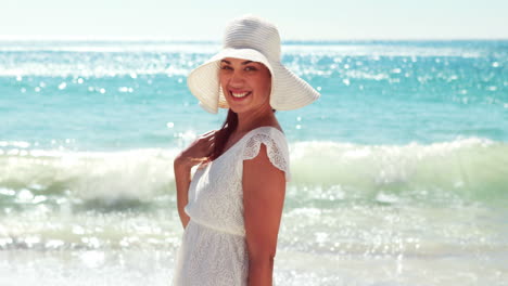 Frau-Im-Weißen-Kleid-Am-Strand