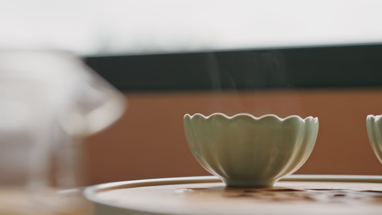 湯気の立つ温かい飲み物がある居心地の良い光景です。エレガントなホテルのロビーには、湯気の立つ紅茶やコーヒーが美しくディスプレイされています。受付エリアの木製トレイに温かい飲み物が置かれた、魅力的なおもてなしの情景が広がっています。