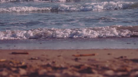 Nahaufnahme-Von-Meereswellen-Und-Schaum-In-Zeitlupe-Am-Strand