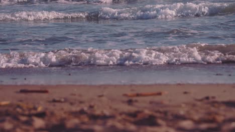 cerca de las olas del mar y la espuma en cámara lenta en la playa