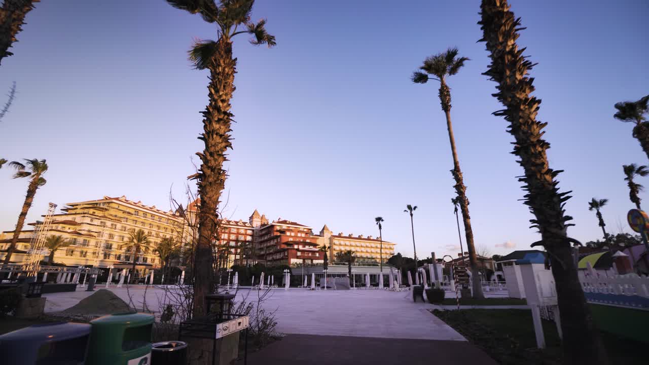 enorme resort per vacanze di lusso a 5 stelle con palme, scenario mattutino