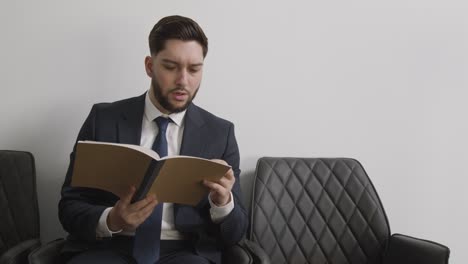 candidato masculino con traje en la oficina revisando notas antes de la entrevista de trabajo 4