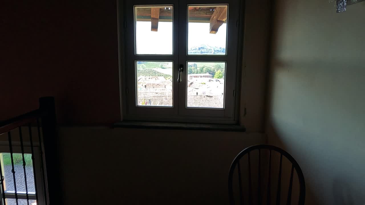 창문의 풍경은 그림 같은 이탈리아 풍경을 보여줍니다.