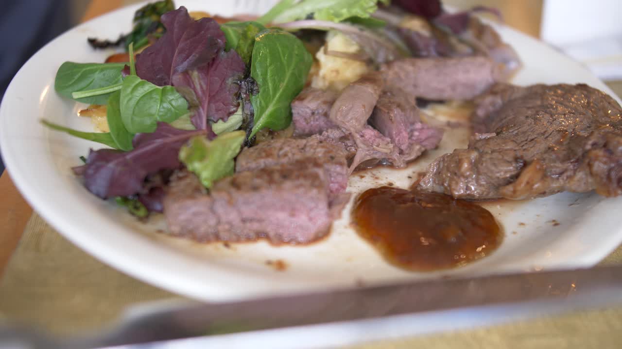 처트니 소스에 스테이크를 담그고