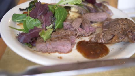 mojar un poco de bistec en salsa chutney