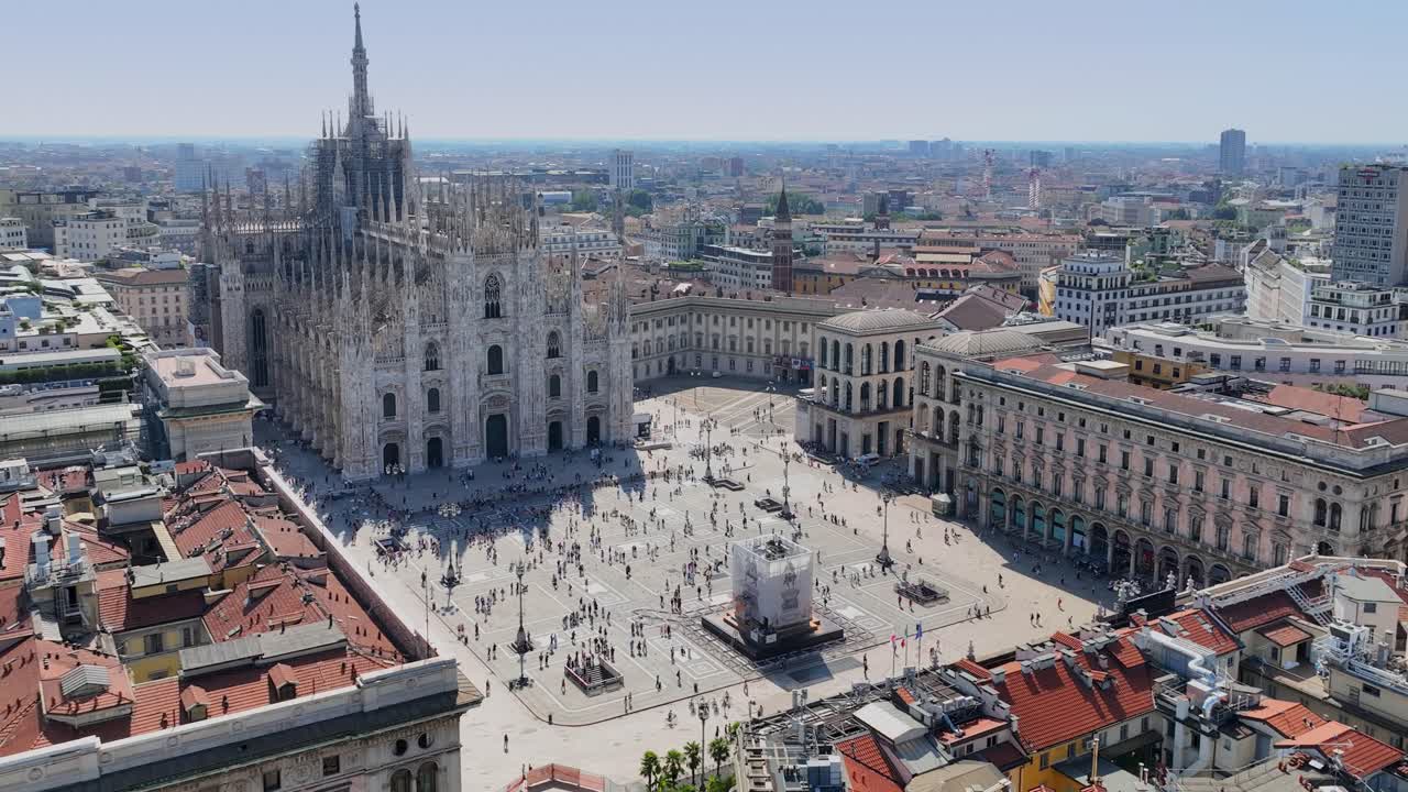 여름  ⁇ 은 날 에 밀라노 대성당 의 드론 촬영, 그 장소 에 있는 많은 사람 들