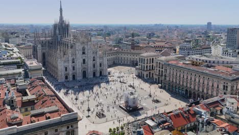 Drone-Shooting-of-Milan-Cathedral-during-a-summer-sunny-day,-many-people-in-the-place