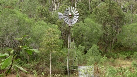 Windmühle-Wasserpumpe-Dreht-Sich-Im-Wind-Auf-Einer-Australischen-Outback-Rinderfarm