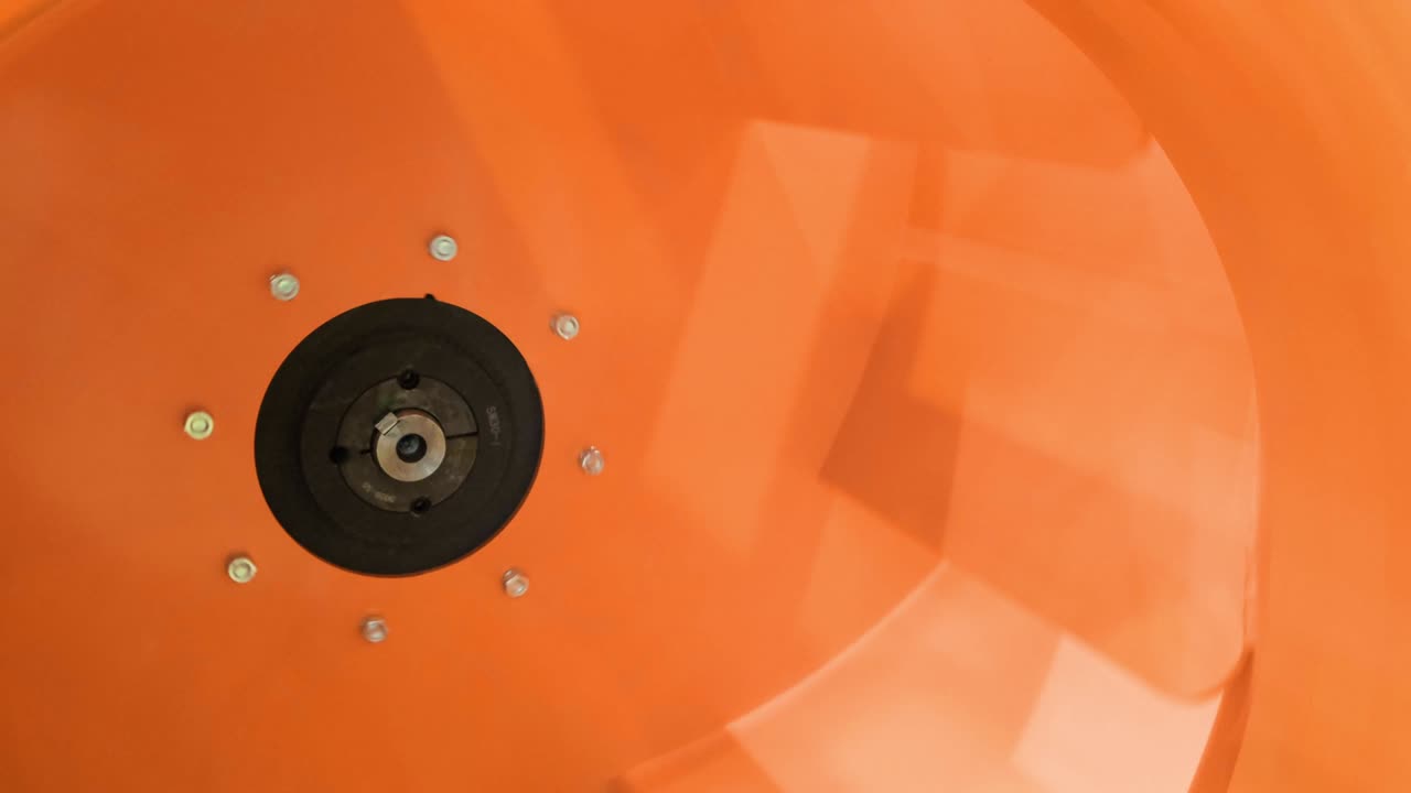 ventilador de ventilación de rotación lenta. 4k uhd. turbina de ventilador. ventilador eléctrico produce una corriente de aire por movimiento lento de las cuchillas.