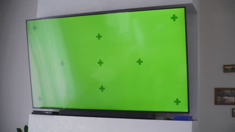 tv de pantalla verde en el salón
