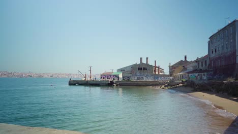 neumático esconde puerto abandonado