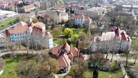 Drone-Aéreo-Disparó-Sobre-La-Biblioteca-Del-Campus-Universitatea-Oradea-Con-Estudiantes