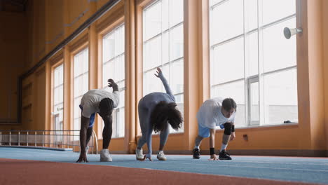 people ready to run indoors