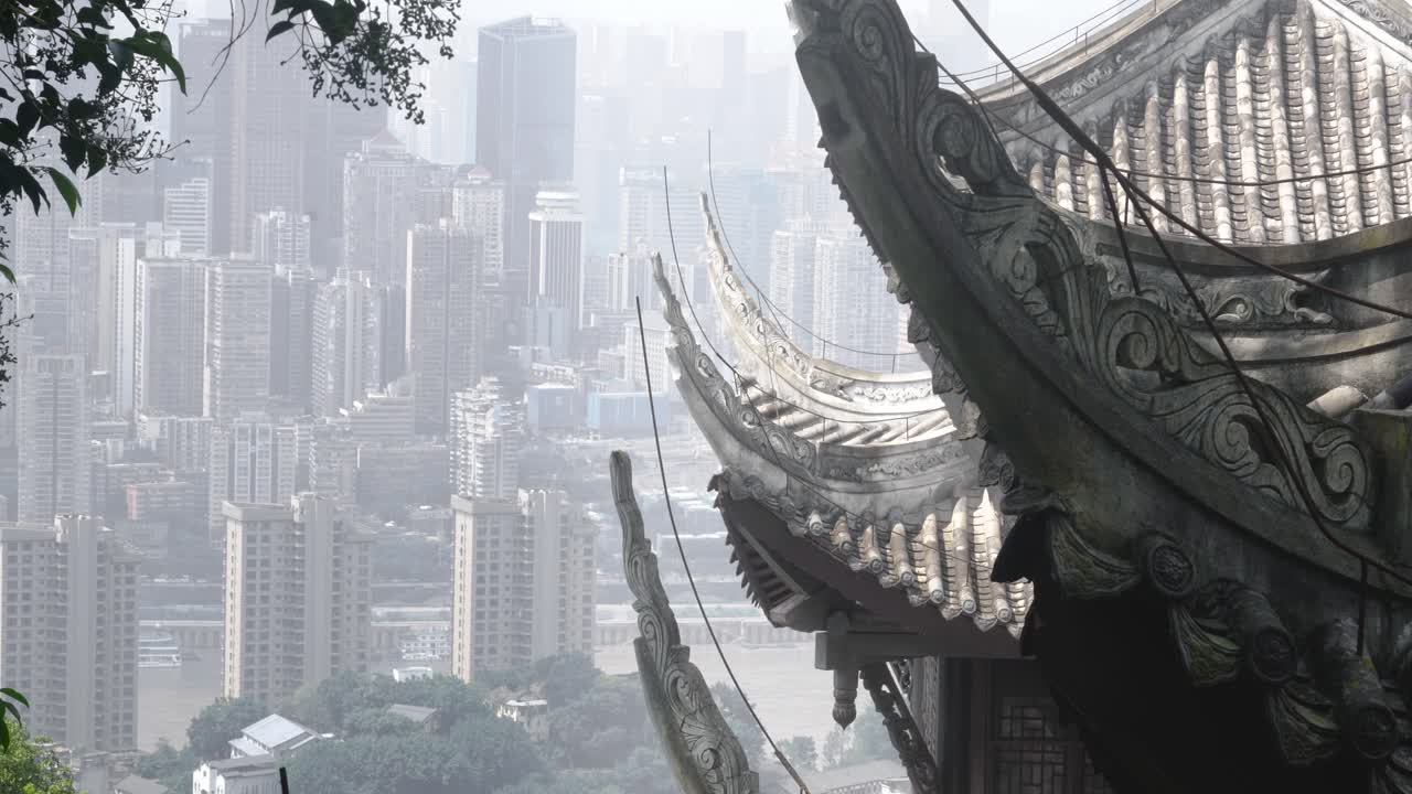 vista estable estática de la ciudad de chongqing con templo budista o altar con vistas