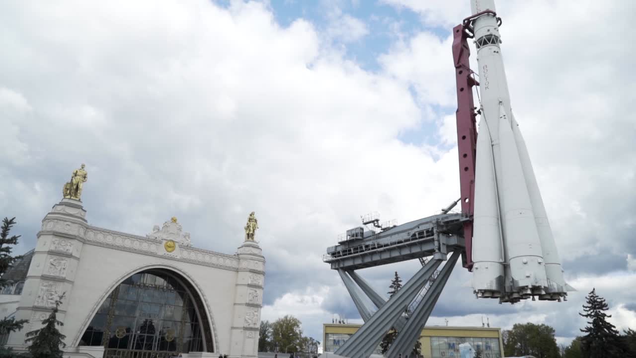 전시 센터 에 있는 로켓 기념물