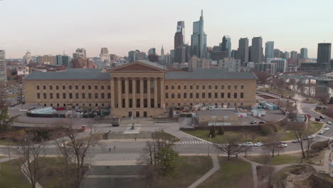 toma aérea en ascenso sobre el museo de arte en filadelfia frente al horizonte del centro