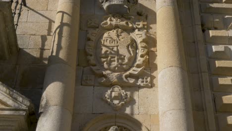 Statuen-Und-Schilde-Des-Klosters-Santo-Estevo-De-Ribas-De-Sil,-Riberia-Sacra,-Nogueira-De-Ramuin,-Ourense,-Galizien,-Spanien