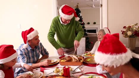 Familie-Mit-Drei-Generationen-Beim-Gemeinsamen-Weihnachtsessen