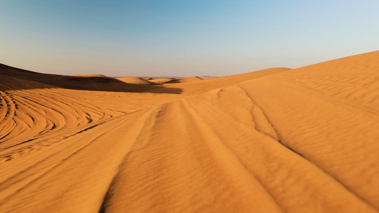 Inquadratura bassa frontale di dune di sabbia nel deserto