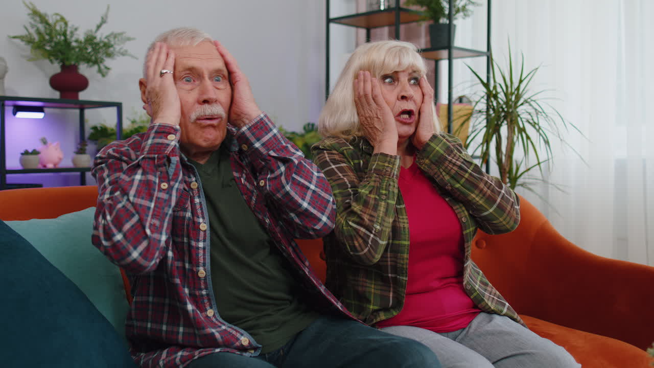 wow, emocionado asombrado anciano anciano mujer levantando las manos de sorpresa mirando a la cámara con ojos grandes