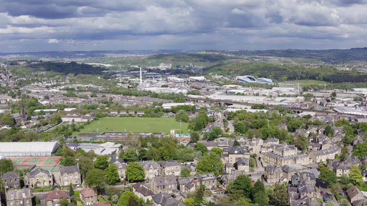 hermosa toma aérea cinematográfica volando sobre una ciudad rural en inglaterra