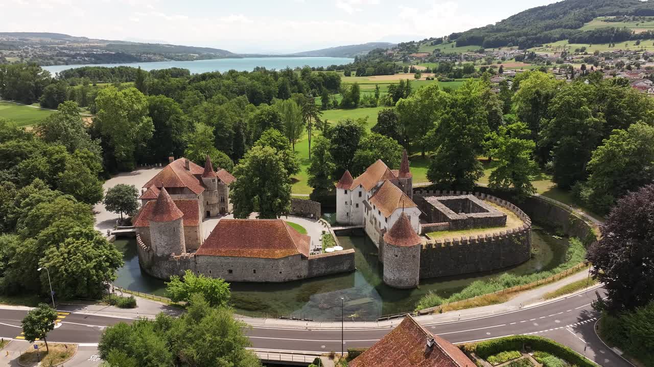 Schloss Hallwyl – Hallwyl slott med vollgrav i Seengen, kantonen Aargau i Sveits. – flyfoto