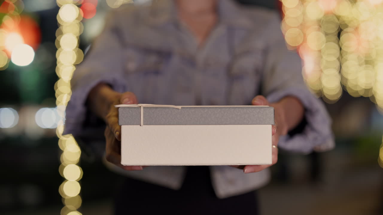 선물 상자를 들고 있는 여자