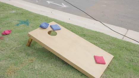 beanbag는 느린 동작으로 cornhole 보드에 던져