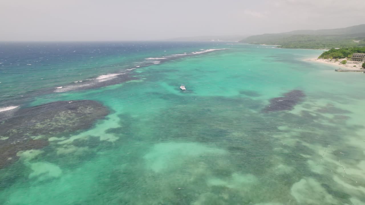 Vista Aerea di una Barca nel Mar dei Caraibi vicino alla Costa della Giamaica, Ocho Rios