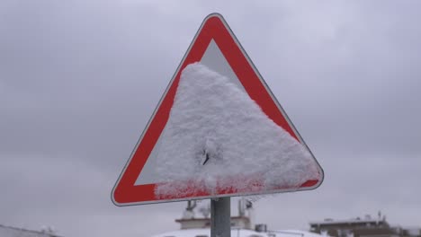 señal de carretera cubierta de nieve en invierno