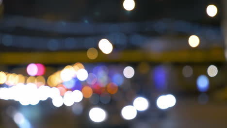 luces borrosas del tráfico de la ciudad por la noche